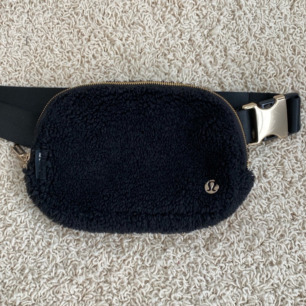 Lululemon Sherpa Belt Bag in Black with gold hardware